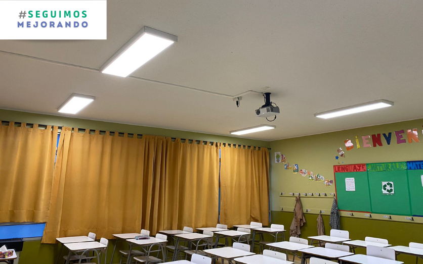 SeguimosMejorando nuevas luminarias en salas de clases Colegio